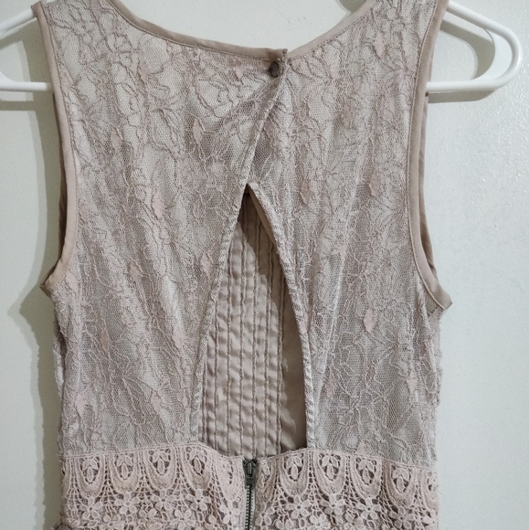 Elegant vintage lace dress - Picture 1 of 5